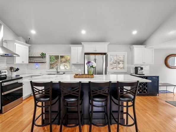 21 Livingstone Ln, Waltham MA 02453