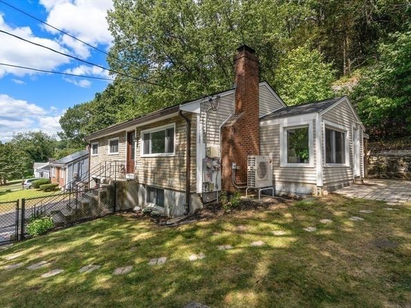 21 Livingstone Ln, Waltham MA 02453