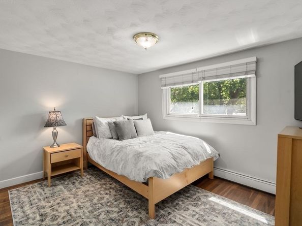 21 Livingstone Ln, Waltham MA 02453