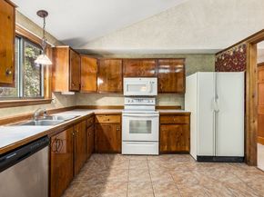 6 Jerry Rd, Sturbridge MA 01566