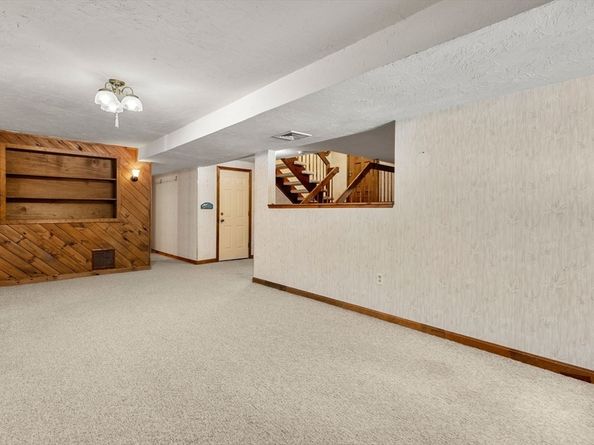 6 Jerry Rd, Sturbridge MA 01566