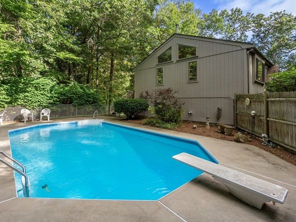 6 Jerry Rd, Sturbridge MA 01566
