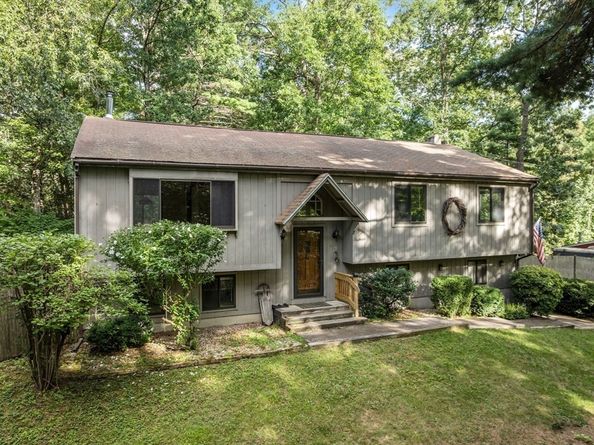 6 Jerry Rd, Sturbridge MA 01566