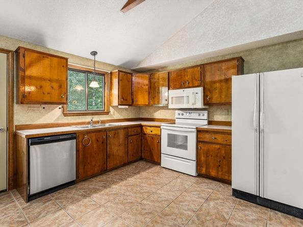 6 Jerry Rd, Sturbridge MA 01566