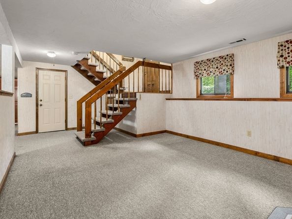 6 Jerry Rd, Sturbridge MA 01566