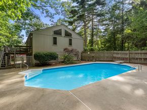 6 Jerry Rd, Sturbridge MA 01566