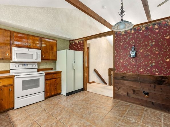 6 Jerry Rd, Sturbridge MA 01566