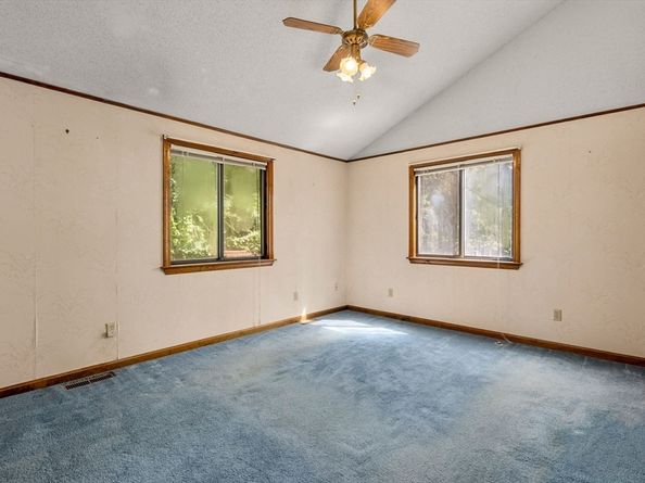 6 Jerry Rd, Sturbridge MA 01566