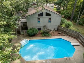 6 Jerry Rd, Sturbridge MA 01566