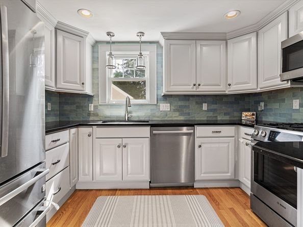 86 Lakeshore Dr, Westwood MA 02090