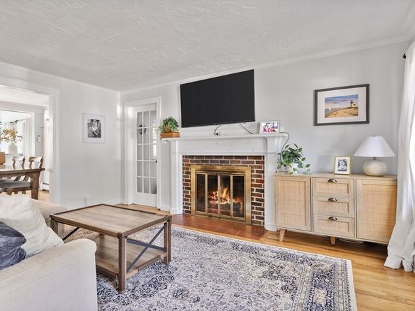 86 Lakeshore Dr, Westwood MA 02090