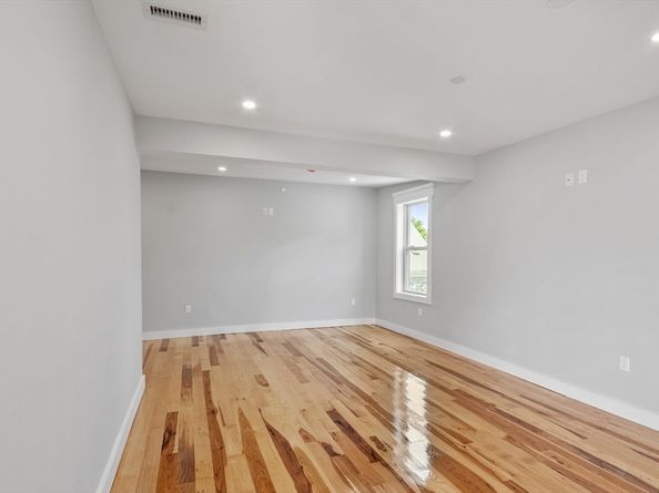 67 Essex St 2, Salem MA 01970