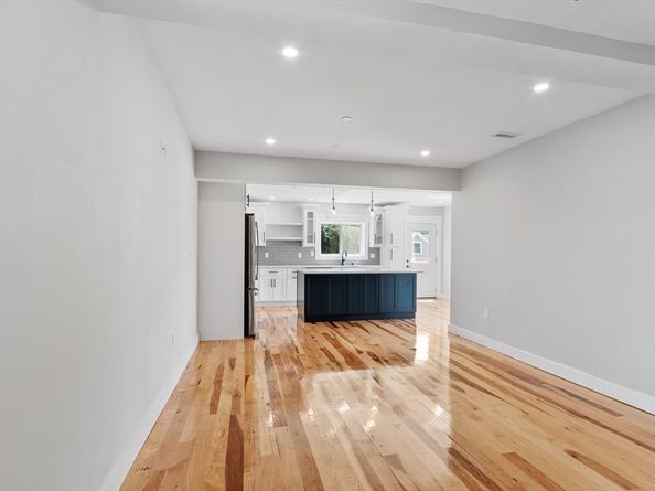 67 Essex St 2, Salem MA 01970