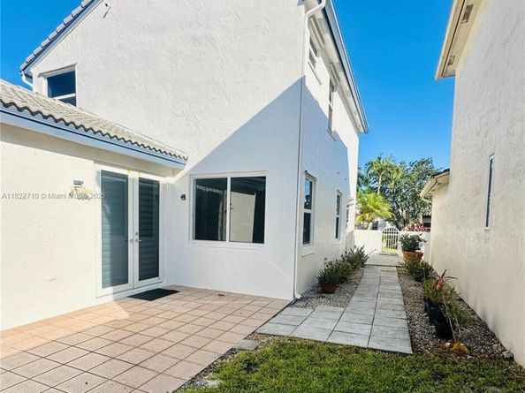 18961 NW 22nd St, Pembroke Pines FL 33029
