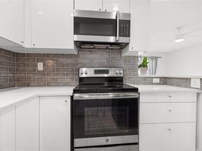 3040 NE 16th Ave 104, Oakland Park FL 33334