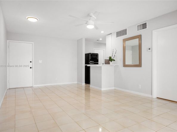 3040 NE 16th Ave 104, Oakland Park FL 33334