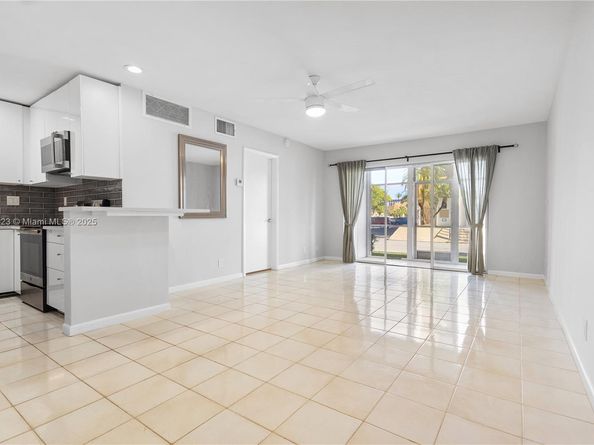 3040 NE 16th Ave 104, Oakland Park FL 33334