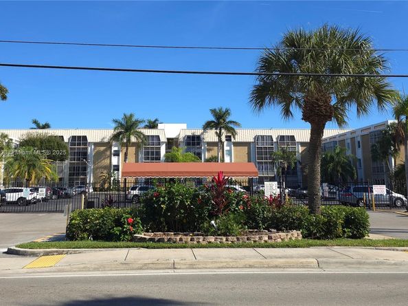 3040 NE 16th Ave 104, Oakland Park FL 33334