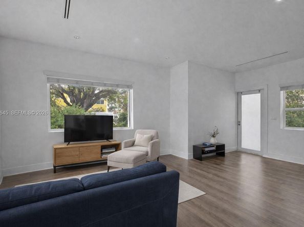 2900 SW 4th St, Miami FL 33135