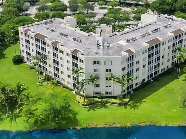 3500 Oaks Clubhouse Dr 207, Pompano Beach FL 33069