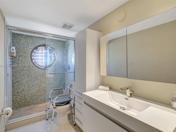 1000 Island Blvd 2004, Aventura FL 33160