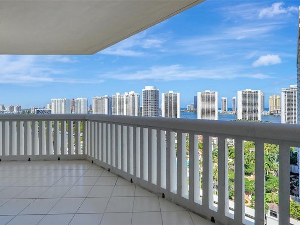 1000 Island Blvd 2004, Aventura FL 33160