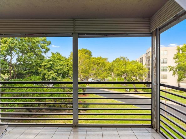 1000 Colony Point Cir 308, Pembroke Pines FL 33026