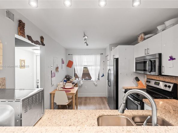 1000 Colony Point Cir 308, Pembroke Pines FL 33026