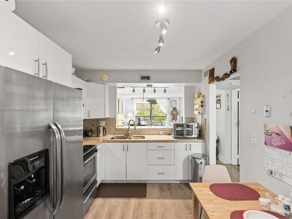 1000 Colony Point Cir 308, Pembroke Pines FL 33026