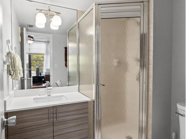 1000 Colony Point Cir 308, Pembroke Pines FL 33026