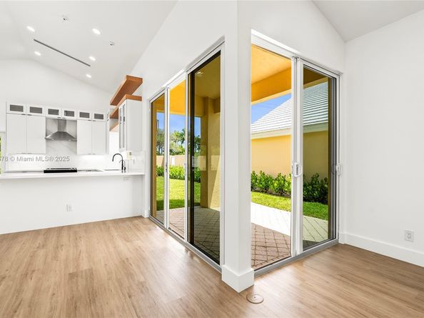 9047 Baybury Ln, West Palm Beach FL 33411