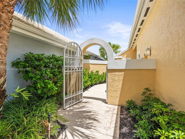 9047 Baybury Ln, West Palm Beach FL 33411