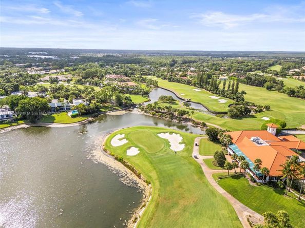 9047 Baybury Ln, West Palm Beach FL 33411