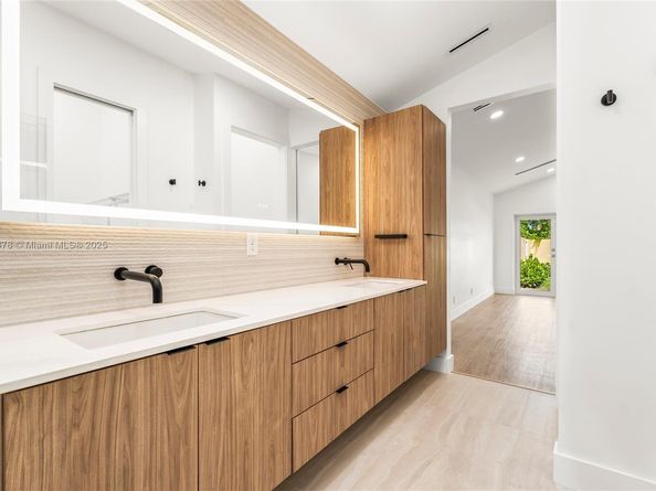 9047 Baybury Ln, West Palm Beach FL 33411