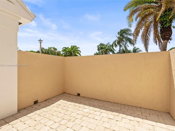 9047 Baybury Ln, West Palm Beach FL 33411