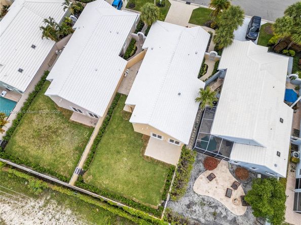 9047 Baybury Ln, West Palm Beach FL 33411