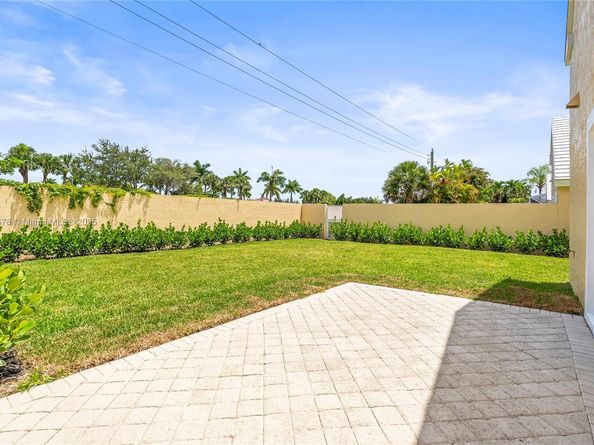 9047 Baybury Ln, West Palm Beach FL 33411