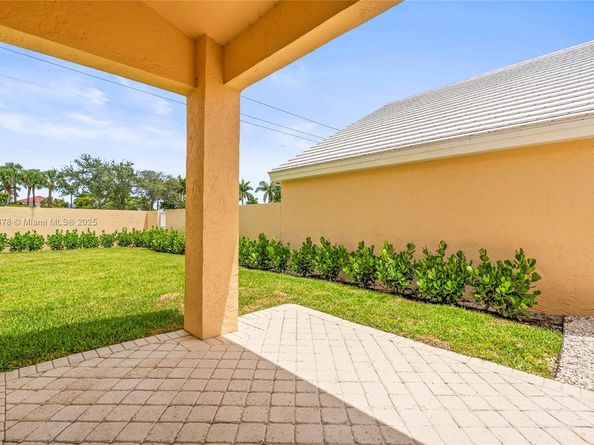 9047 Baybury Ln, West Palm Beach FL 33411