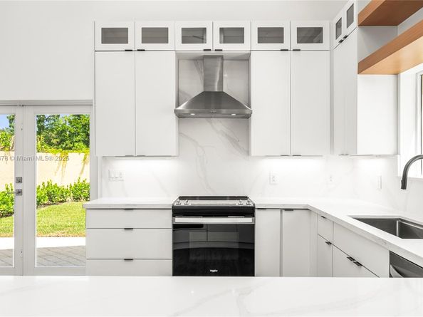 9047 Baybury Ln, West Palm Beach FL 33411