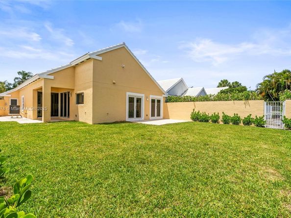 9047 Baybury Ln, West Palm Beach FL 33411