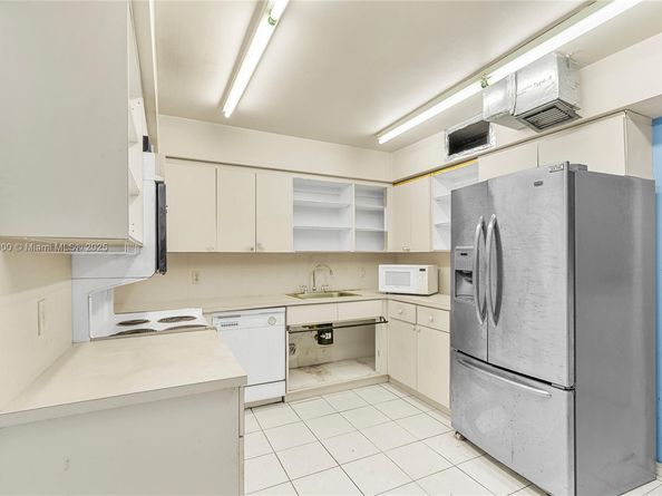 16100 Golf Club Rd 101, Weston FL 33326