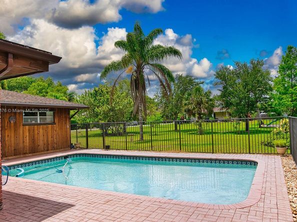 12101 NW 6th St, Plantation FL 33325