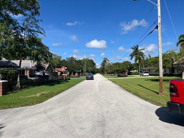 12101 NW 6th St, Plantation FL 33325