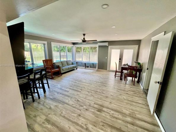12101 NW 6th St, Plantation FL 33325