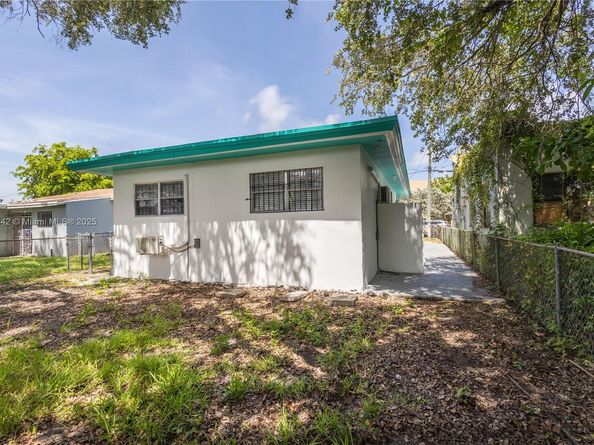 7010 NW 5th Pl, Miami FL 33150