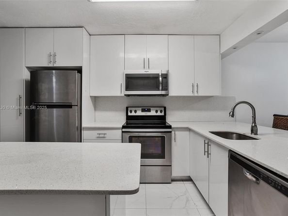 3300 NW 46th St 103, Oakland Park FL 33309