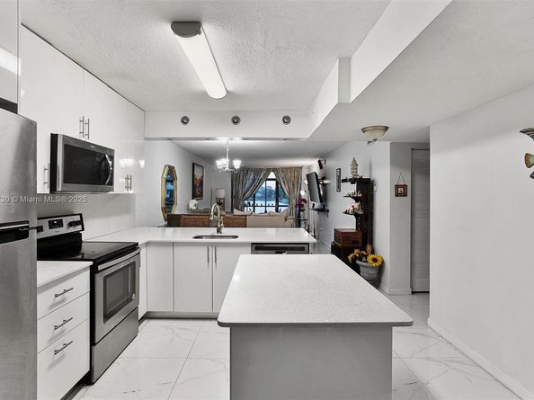 3300 NW 46th St 103, Oakland Park FL 33309
