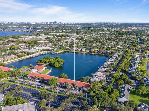 3300 NW 46th St 103, Oakland Park FL 33309