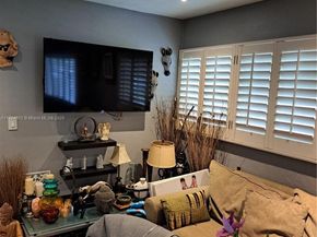 911 W Country Club Cir, Plantation FL 33317
