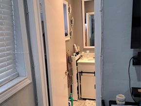 911 W Country Club Cir, Plantation FL 33317
